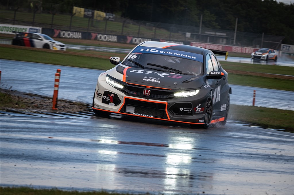Casper Elgaard gjorde comeback til dansk motorsport med manér - pole position og løbssejr i første hug.